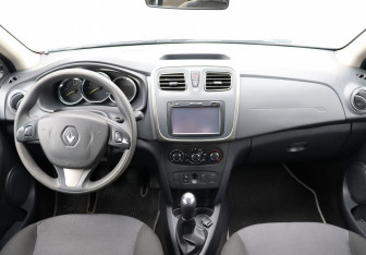 Подержанный автомобиль Renault Sandero 2018 года (12 фото)