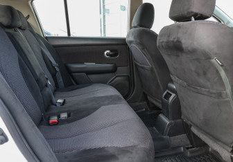 Подержанный автомобиль Nissan Tiida Hatchback 2012 года (10 фото)