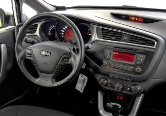 Подержанный автомобиль Kia Ceed Wagon 2018 года (28 фото)