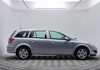 Подержанный автомобиль Opel Astra Wagon 2012 года (4 фото)