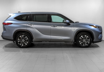 Подержанный автомобиль Toyota Highlander 2021 года (4 фото)