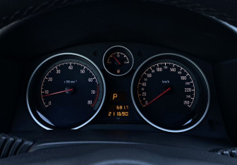 Подержанный автомобиль Opel Astra Sedan 2012 года (20 фото)