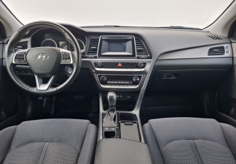 Подержанный автомобиль Hyundai Sonata 2018 года (12 фото)