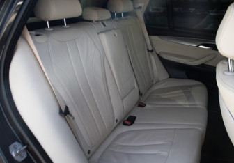 Подержанный автомобиль BMW X5 2015 года (12 фото)