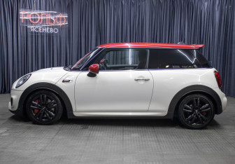 Подержанный автомобиль MINI Hatch 2016 года (8 фото)