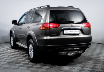 Подержанный автомобиль Mitsubishi Pajero Sport 2012 года (7 фото)