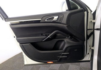 Подержанный автомобиль Porsche Cayenne 2017 года (22 фото)