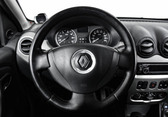 Подержанный автомобиль Renault Sandero 2012 года (16 фото)