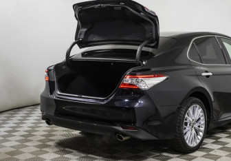 Подержанный автомобиль Toyota Camry Sedan 2020 года (17 фото)