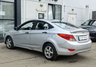Подержанный автомобиль Hyundai Solaris Sedan 2012 года (7 фото)