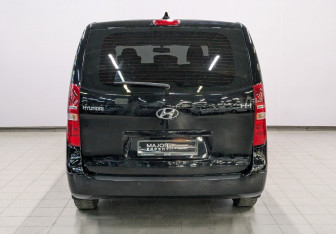 Подержанный автомобиль Hyundai H-1 2021 года (19 фото)