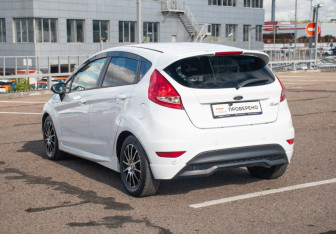 Подержанный автомобиль Ford Fiesta Hatchback 2011 года (7 фото)