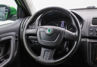 Подержанный автомобиль Skoda Fabia Hatchback 2010 года (15 фото)