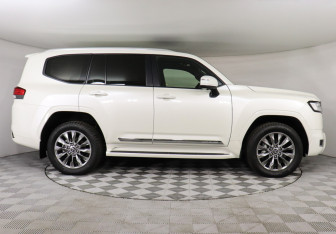 Подержанный автомобиль Toyota Land Cruiser Suv 2022 года (4 фото)