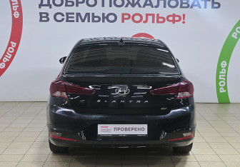 Подержанный автомобиль Hyundai Elantra Sedan 2020 года (5 фото)
