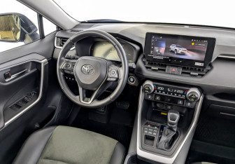 Подержанный автомобиль Toyota RAV4 2025 года (30 фото)