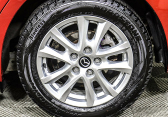 Подержанный автомобиль Mazda 3 Hatchback 2014 года (8 фото)