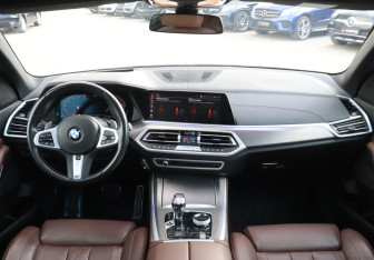 Подержанный автомобиль BMW X5 2022 года (12 фото)