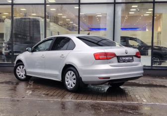 Подержанный автомобиль Volkswagen Jetta Sedan 2015 года (6 фото)