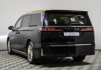 Подержанный автомобиль Voyah Dream 2023 года (6 фото)