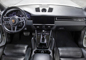 Подержанный автомобиль Porsche Cayenne 2019 года (15 фото)
