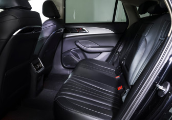 Подержанный автомобиль Hongqi H5 2023 года (11 фото)