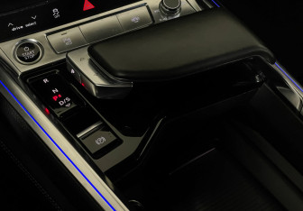 Подержанный автомобиль Audi e-tron 2021 года (18 фото)