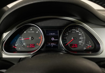 Подержанный автомобиль Audi Q7 2009 года (11 фото)