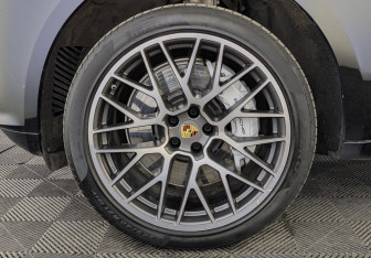 Подержанный автомобиль Porsche Macan 2021 года (12 фото)