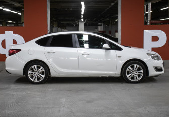 Подержанный автомобиль Opel Astra Sedan 2012 года (4 фото)
