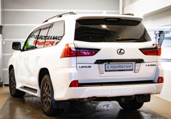 Подержанный автомобиль Lexus LX 2016 года (6 фото)