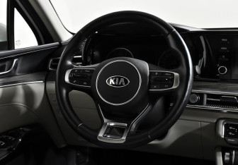 Подержанный автомобиль Kia K5 2020 года (11 фото)