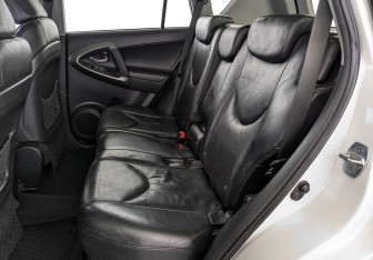 Подержанный автомобиль Toyota RAV4 2012 года (18 фото)