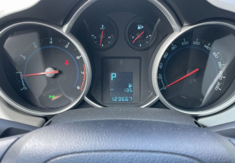 Подержанный автомобиль Chevrolet Cruze Hatchback 2014 года (17 фото)