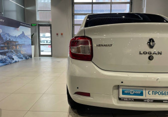 Подержанный автомобиль Renault Logan Sedan 2015 года (8 фото)