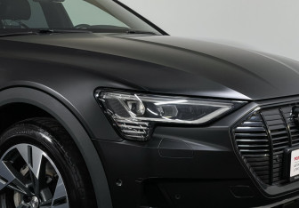 Подержанный автомобиль Audi e-tron 2021 года (24 фото)