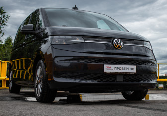 Подержанный автомобиль Volkswagen Multivan 2022 года (3 фото)