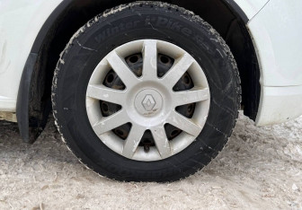 Подержанный автомобиль Renault Sandero 2013 года (13 фото)