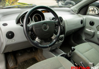 Подержанный автомобиль Chevrolet Aveo Sedan 2005 года (13 фото)