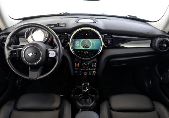 Подержанный автомобиль MINI Hatch 2021 года (14 фото)