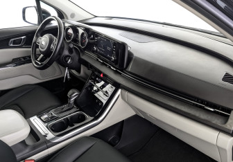 Подержанный автомобиль Kia Carnival 2021 года (13 фото)