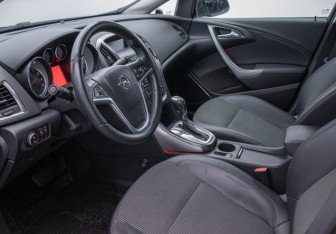 Подержанный автомобиль Opel Astra Hatchback 2011 года (10 фото)