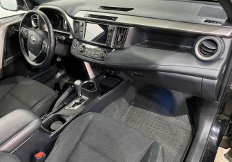 Подержанный автомобиль Toyota RAV4 2018 года (11 фото)