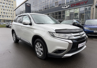 Подержанный автомобиль Mitsubishi Outlander 2015 года (3 фото)