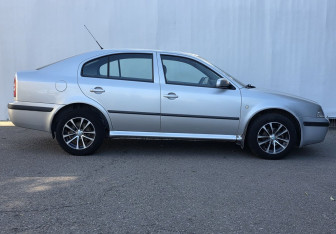 Подержанный автомобиль Skoda Octavia Liftback 2005 года (4 фото)