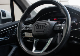 Подержанный автомобиль Audi Q7 2021 года (16 фото)