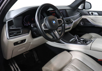 Подержанный автомобиль BMW X7 2021 года (12 фото)