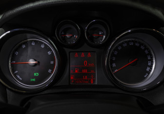 Подержанный автомобиль Opel Mokka 2013 года (11 фото)