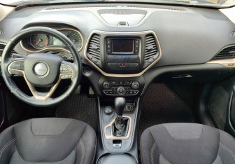 Подержанный автомобиль Jeep Cherokee 2014 года (10 фото)
