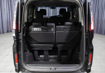 Подержанный автомобиль Honda Stepwgn 2016 года (10 фото)